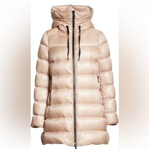 Moncler down quilted nylon hooded parka
Beige/gold
Moncler size 4--(XL US)